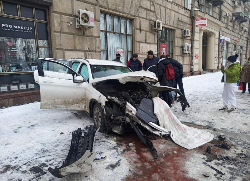 Mercedes чуть не сбил пешеходов и влетел в дом на Комсомольской в Волгограде: последствия ДТП попали на видео