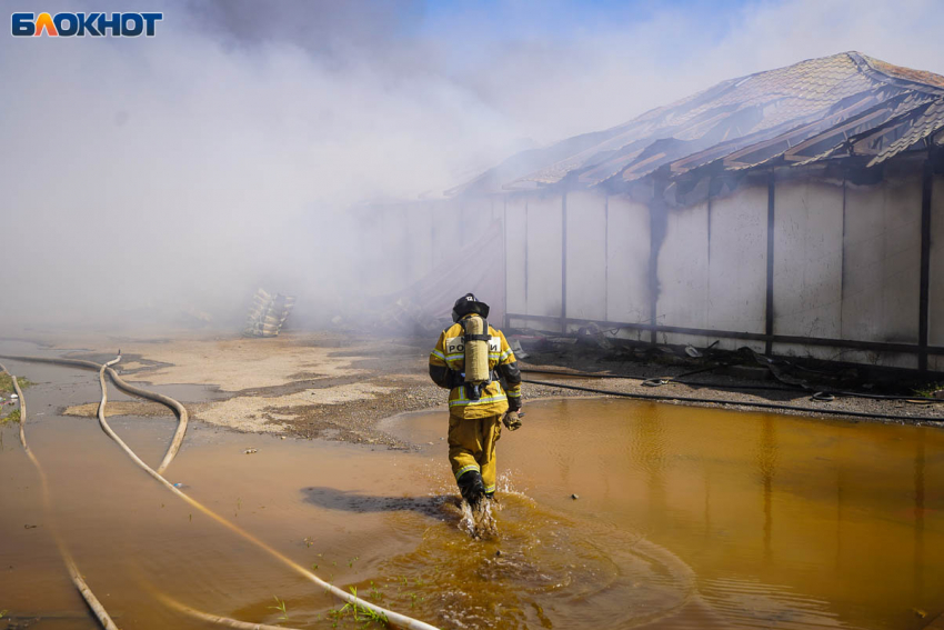 Третий день дымятся останки сгоревшего рынка в Волгограде