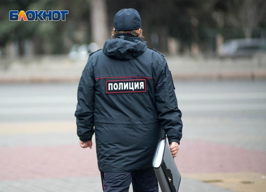Мужчина у школы в Волгоградской области интересовался девочками и предлагал им деньги: ведётся розыск
