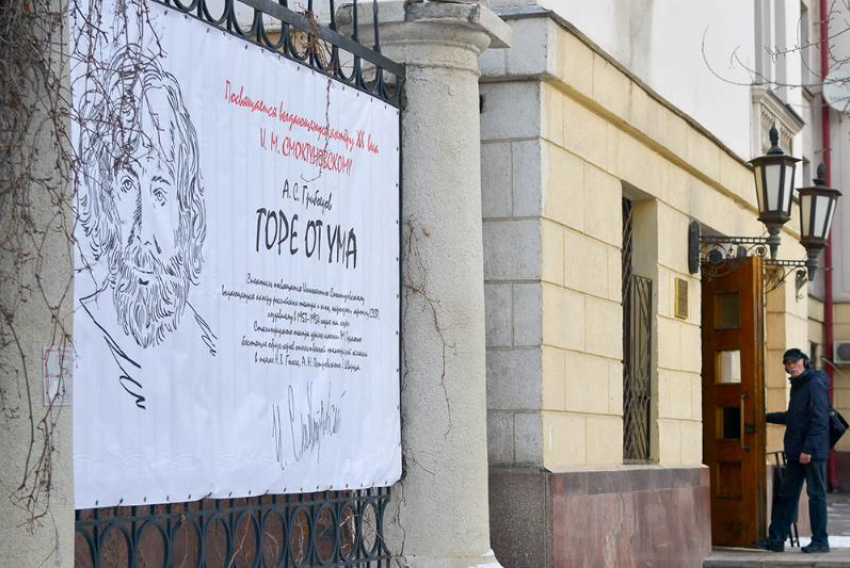 Незаменимый талант: руководитель волгоградского театра НЭТ получает сотни тысяч рублей за актерское мастерство