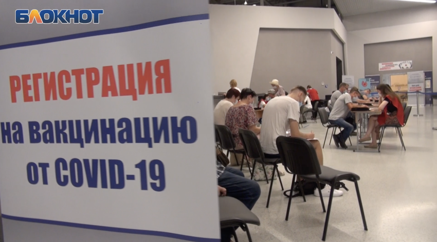 «Насмотревшись на смерти, положительно относишься к спасению от COVID-19»: экскурсия по крупнейшему центру вакцинации в Волгограде