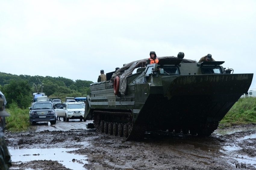Плавающие транспортеры подготовлены военными для эвакуации населения в Волгоградской области