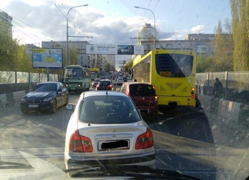 На Комсомольском путепроводе столкнулись «Волгабас» и иномарка