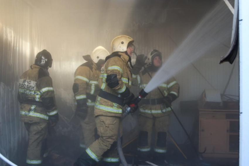 Двое мужчин выбрались из пожаров в Волгоградской области: сгорел дом и вагончик