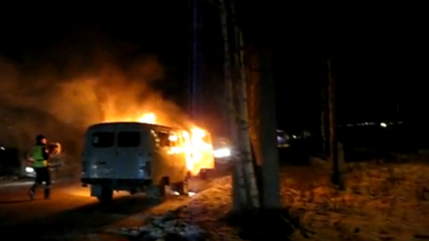В Волжском злоумышленники ночью сожгли УАЗ