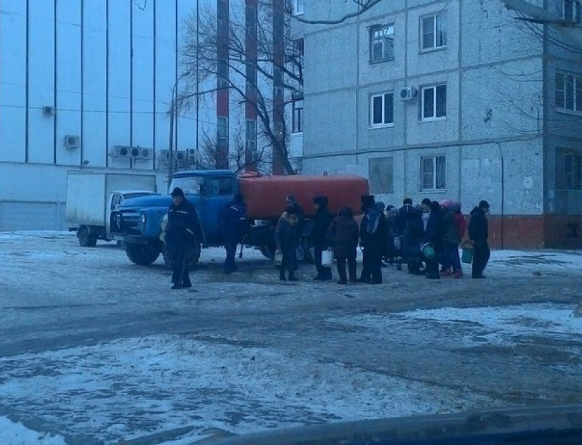 Отключенным от водоснабжения сутки назад жителям севера Волгограда подвезли воду