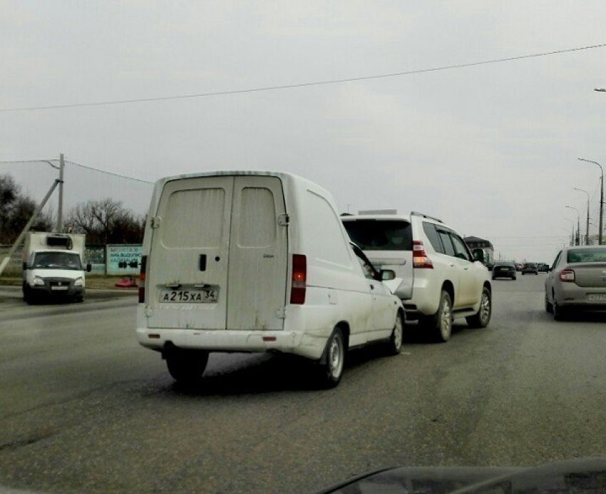 ВАЗ протаранил Land Cruiser в Ворошиловском районе Волгограда