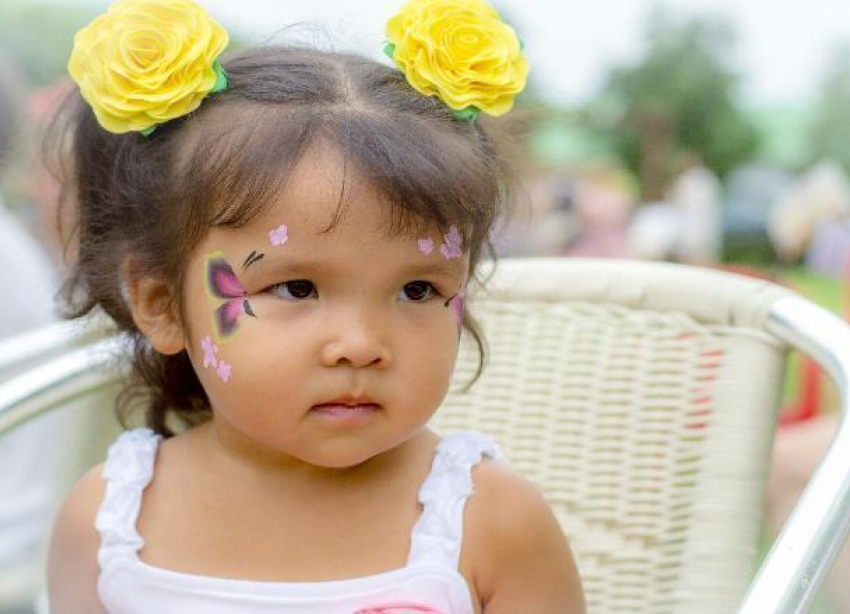 Трехлетняя Дарина из Волжского переживает по 15 приступов эпилепсии в день 