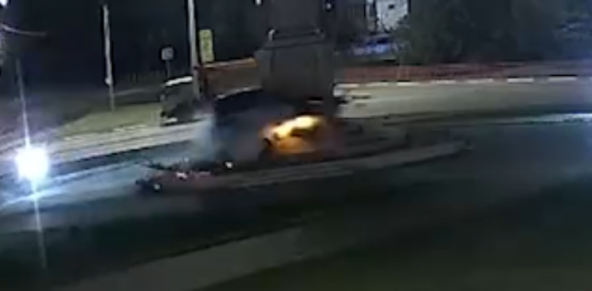 Кроссовер на скорости влетел в памятник под Волгоградом