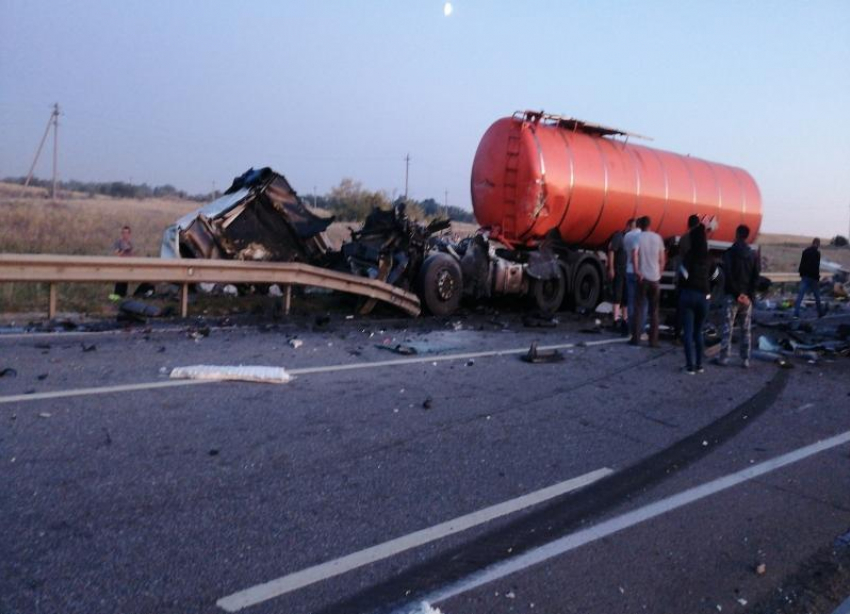 Стали известны подробности смертельного ДТП с фурами под Волгоградом
