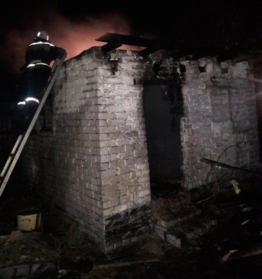 Горели деревянные хозпостройки: есть погибший и пострадавший при ночных пожарах в Волгоградской области