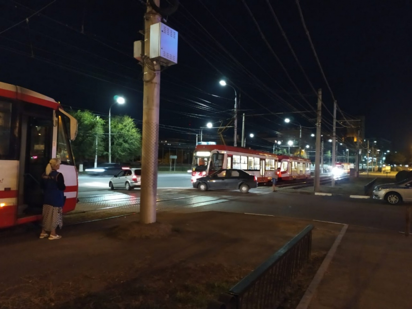 Попытка Renault Logan  проскочить между трамваем возле «Европа Сити Молл» попала на видео