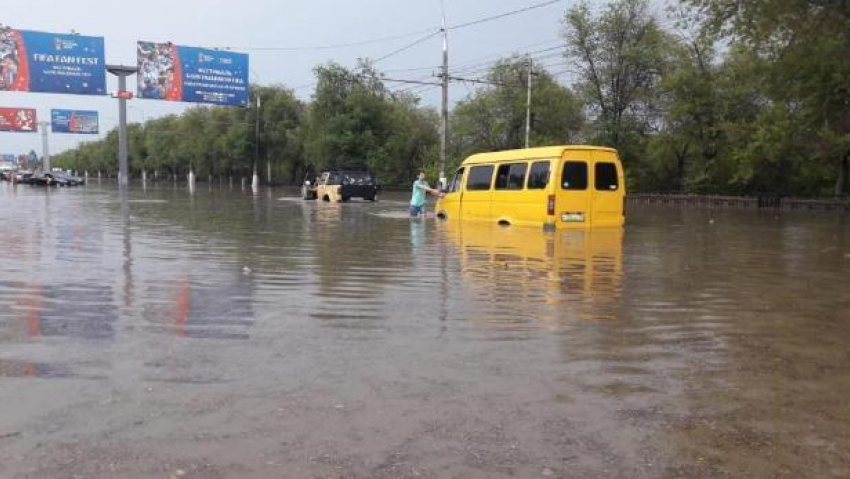 Власти Волгограда из-за дождя закрыли движение по двум из трех существующих продольных магистралей города