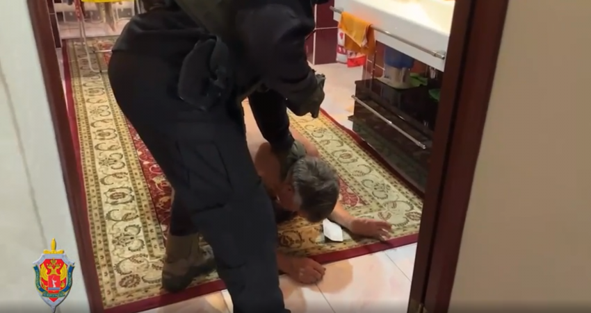 На видео попал обыск ФСБ в домах организаторов скандальной КПК «Честь» — ущерб оценен в 700 млн
