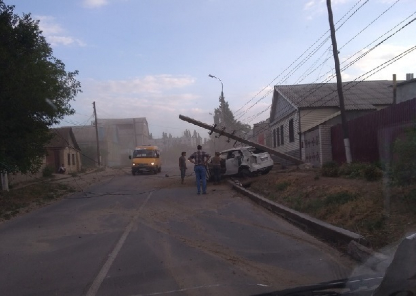 Лихачка снесла столб своей машиной и чудом выжила в Городище