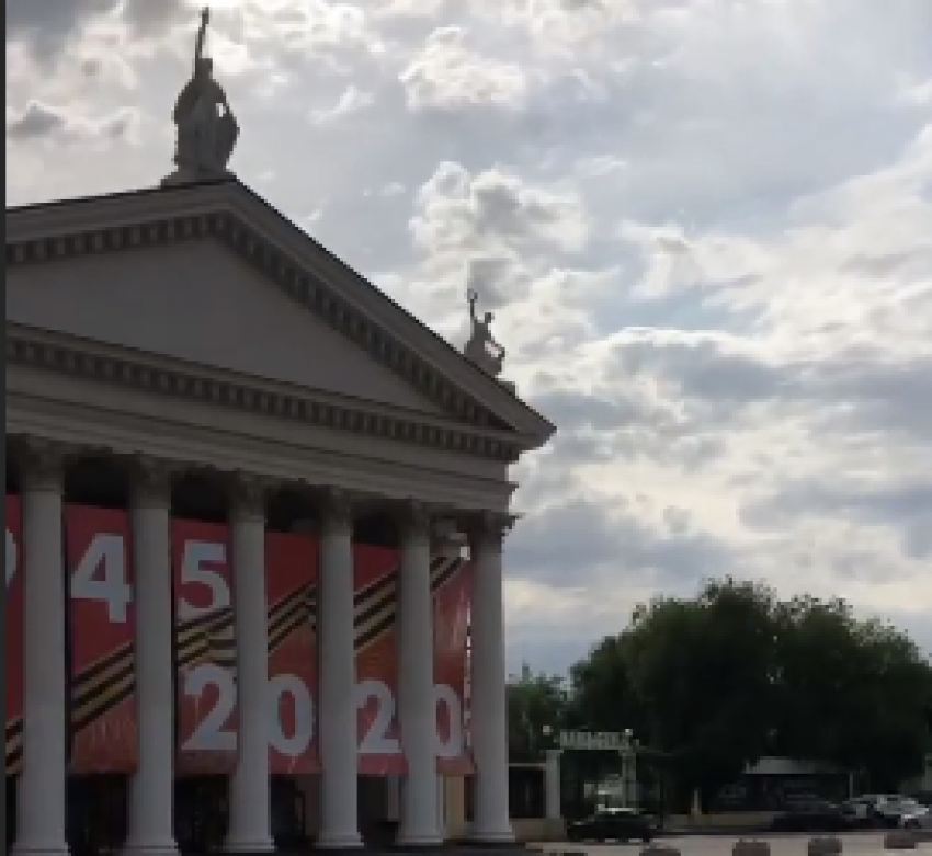 Андрей Малахов прогулялся по главной площади Волгограда перед репетицией большого концерта
