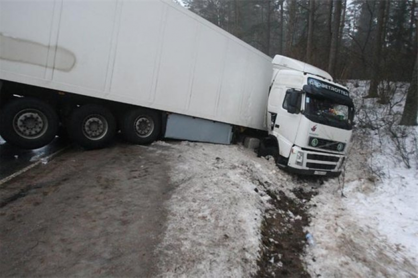 Под Волгоградом инспекторы ДПС спасли дальнобойщика