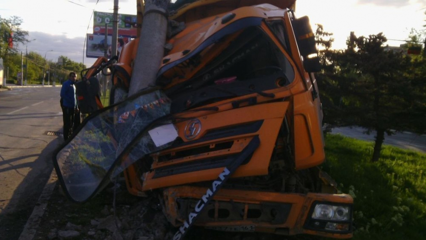 Самосвал ночью снес световую опору в Волгограде 