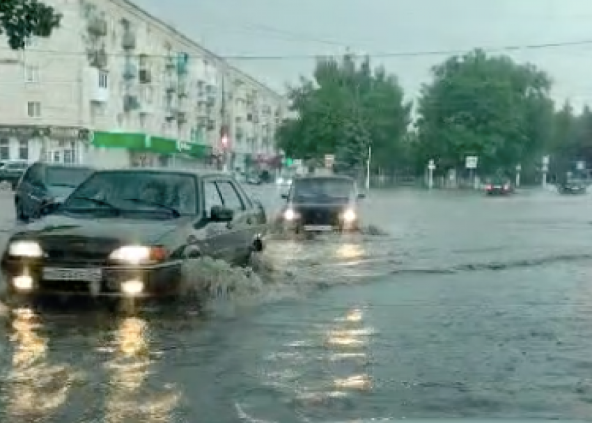 Подъем михайловка затопило. Ливень в Волгограде. Ливень фото. Наводнение в Волгограде. Дождь в Камышине.