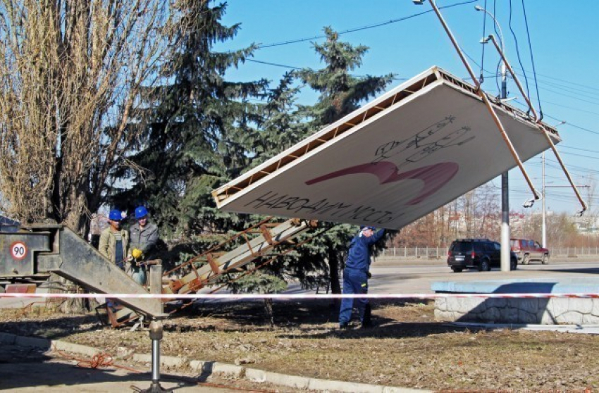 В Волгограде демонтировали 19 киосков и 39 рекламных конструкций