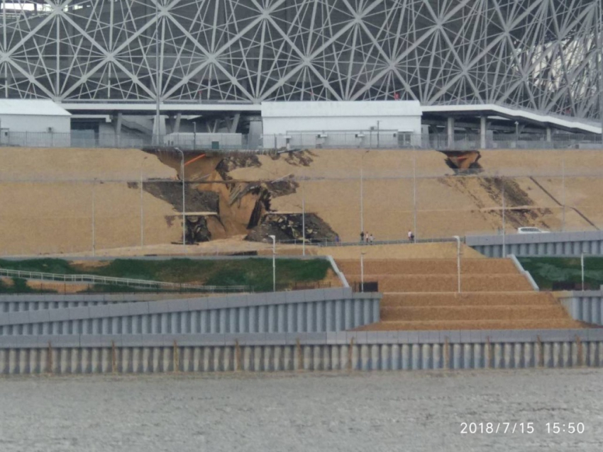  Асфальт возле стадиона «Волгоград Арена» ушел под землю