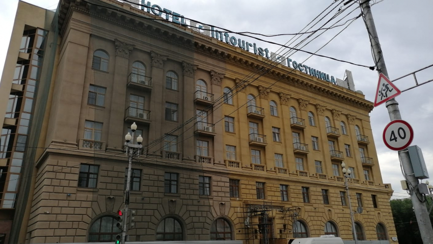 Легендарную гостиницу «Интурист» перекрашивают в центре Волгограда 