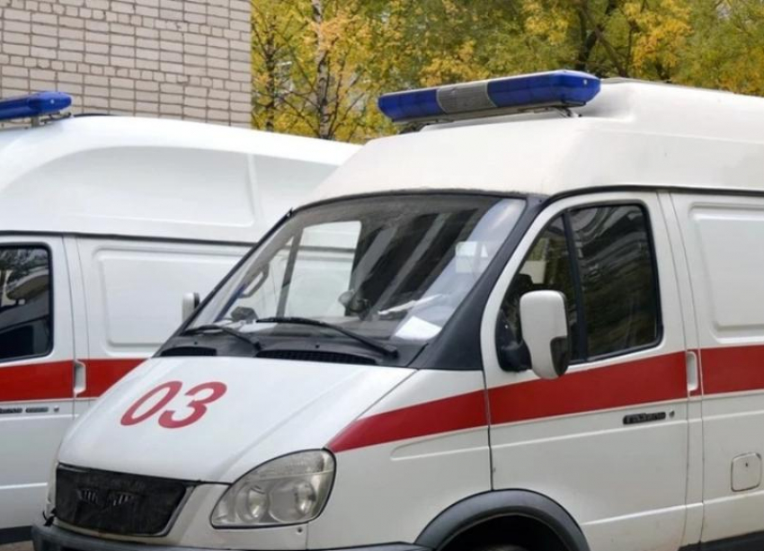 Водитель за рулем Skoda сбил женщину с 1,5-годовалым ребенком на руках в Волжском