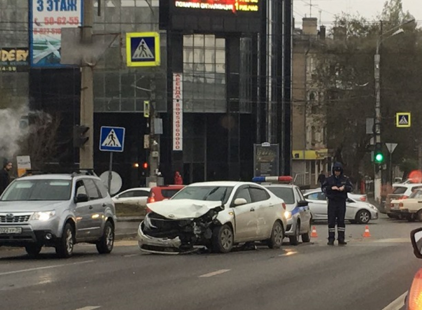 ДТП на «Белом аисте» парализовало движение на Второй Продольной Волгограда