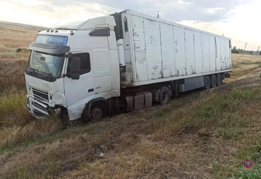 Два человека погибли в жутком ДТП с участием фуры и легковушки под Волгоградом