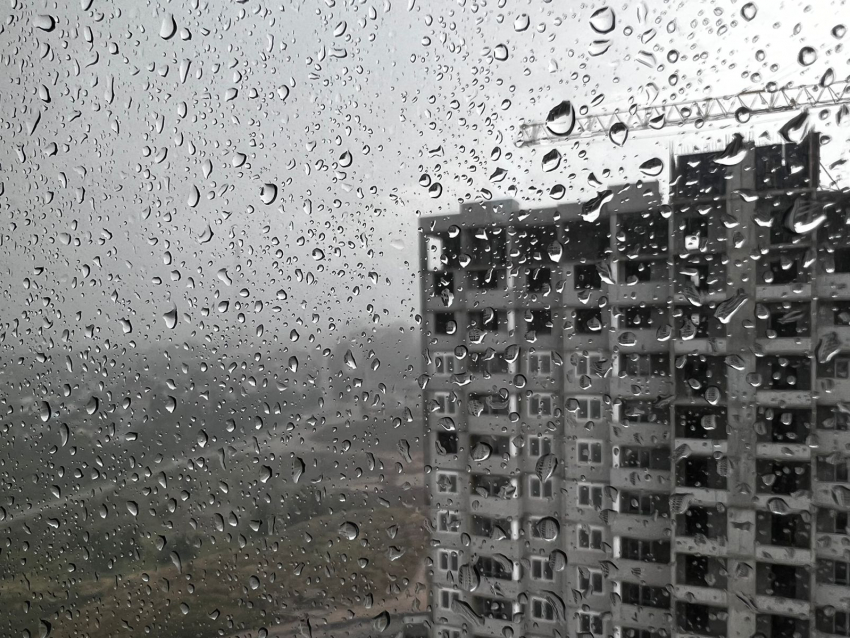 Июльский ливень с градом в Волгограде попал на видео