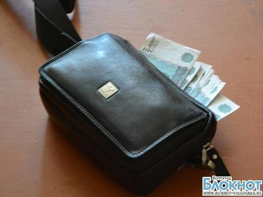В Волгограде грабители отобрали барсетку с деньгами