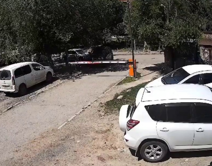 «Понаставили свои палки и страдают»: жители центра Волгограда сделали заявление по поводу личных шлагбаумов