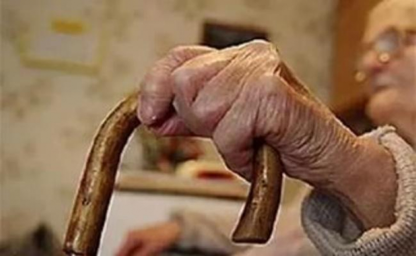 Под Волгоградом 77-летняя старушка голыми руками задушила подругу за сигарету 