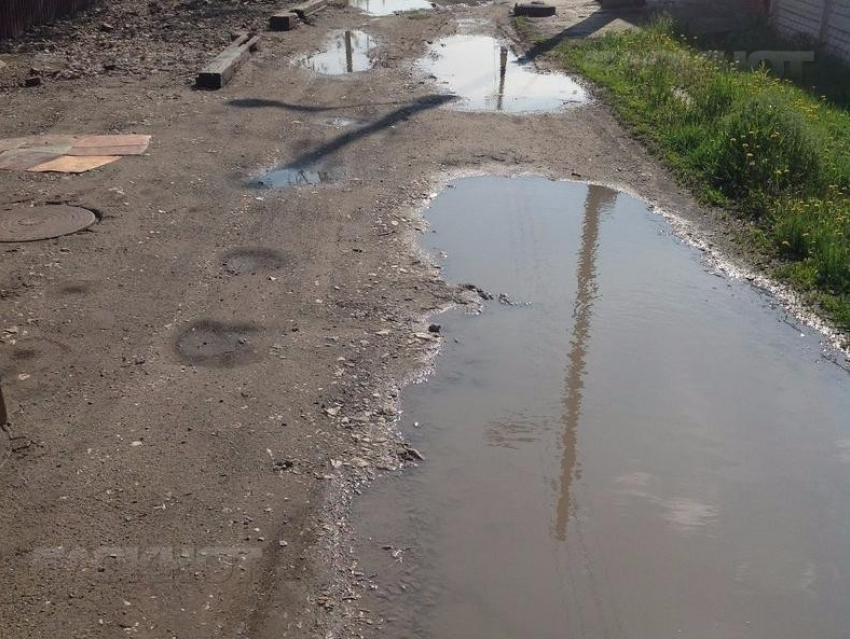 В поселке Рабочий при ремонте трубопровода разрушили дорогу  