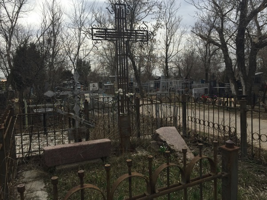 В Волгограде проходят экскурсии по Дмитриевскому кладбищу 