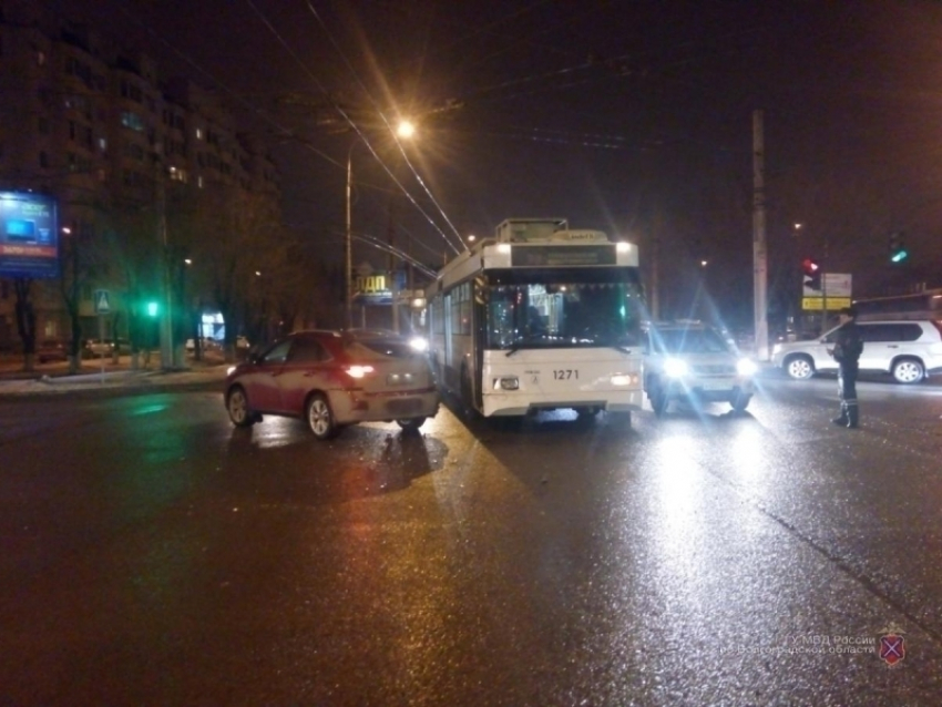 В Волгограде Lexus протаранил троллейбус: пострадала 49-летняя женщина