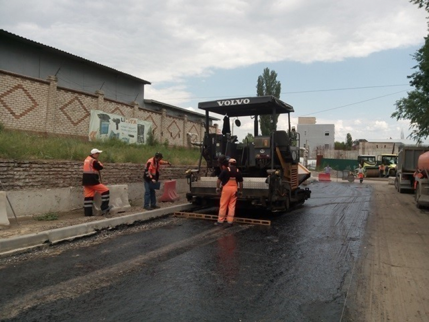 В Волгограде рабочие укладывают асфальт на улице Бурейской 