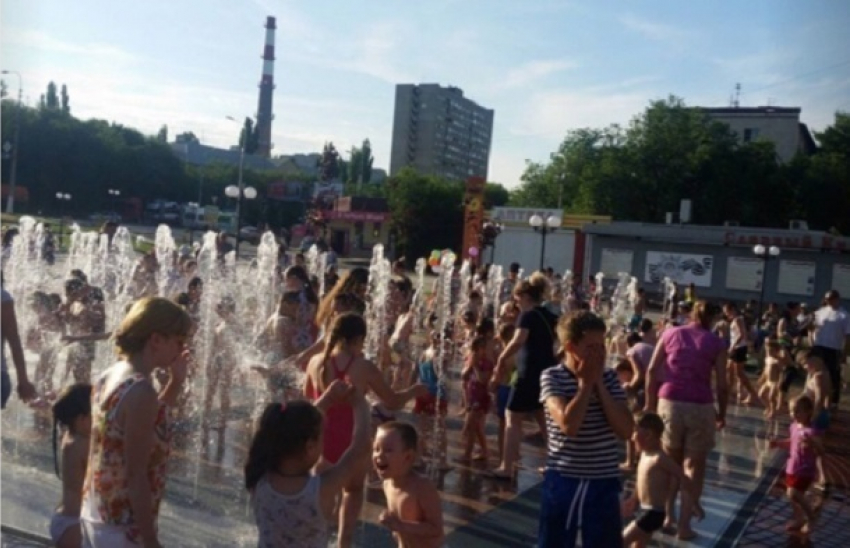 Толпа детей выбила у меня ребенка из рук во время купания в фонтане, - волгоградка