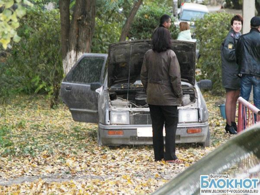 Подростки, пытавшиеся привести в порядок заброшенную машину, задержаны в Волгограде