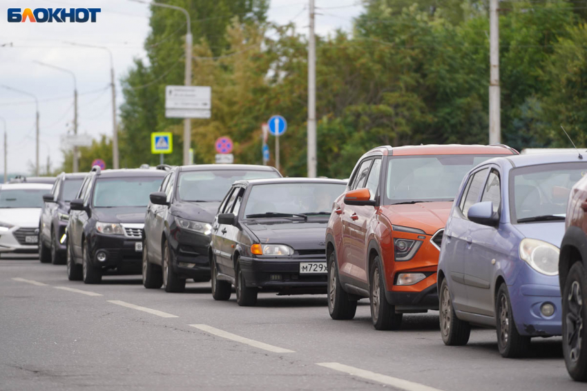 Лучше бы просто дали денег кому хотели: серое будущее для такси предсказал известный политолог