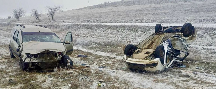 Трое волгоградцев погибли в страшном ДТП в Калмыкии, еще шестеро в больницах