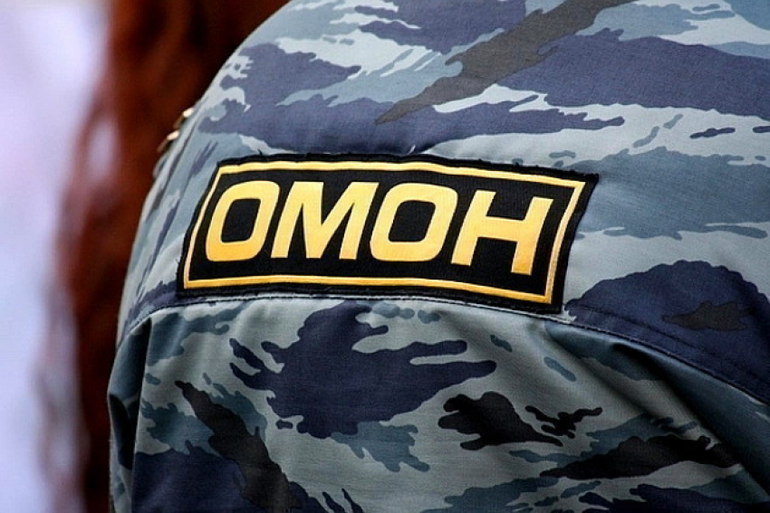 Угрожавший убийством своим родителям сотрудник ЧОПа напал на ОМОН в Волжском