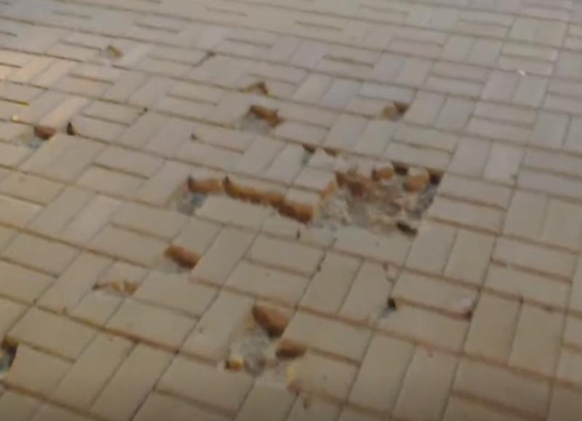 Разбитой плиткой на двух главных улицах Волгограда ужаснулся активист ОНФ