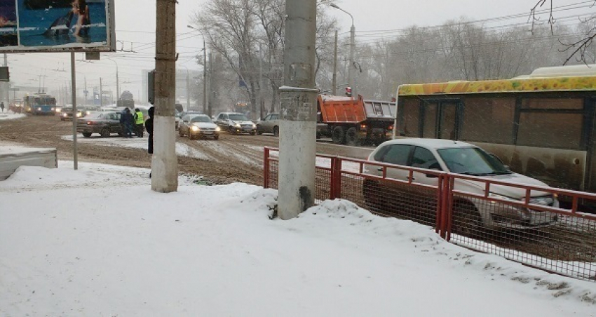 Волгоград встал в пробки из-за множественных ДТП и снегопада