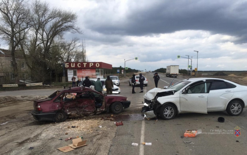 В ДТП Daewoo и Lada в Волгоградской области погибла женщина и двое пострадали