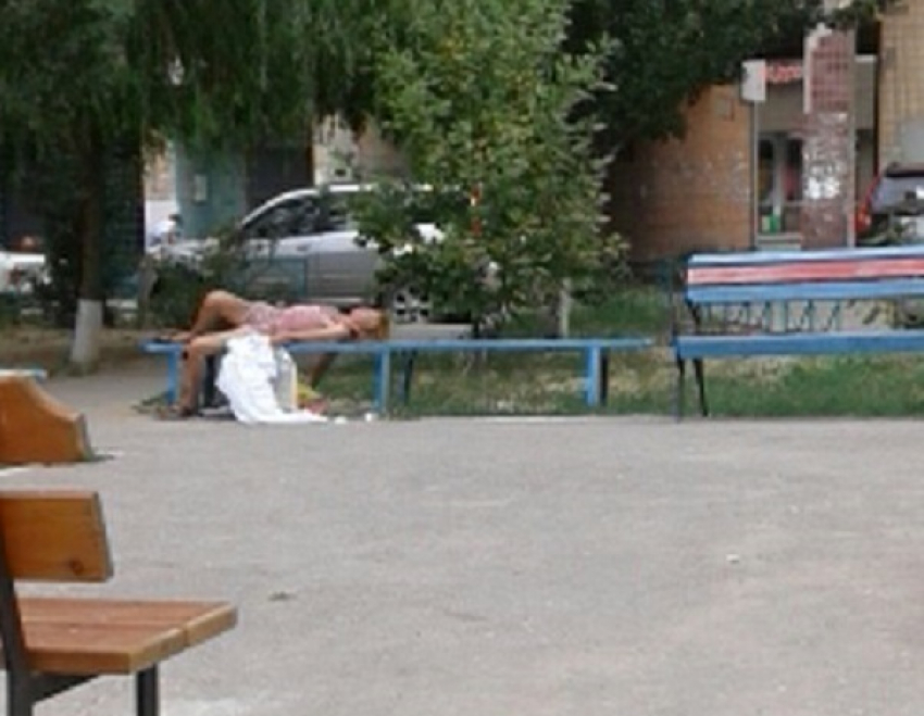Волгоградка в мини-платье обругала прохожих и легла спать на детской площадке