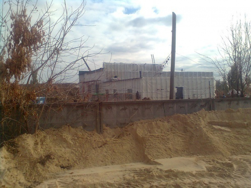 Стройка белого дома в Волгограде оставила жителей поселка без воды и электричества