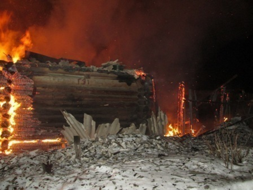 Волгоградец после ссоры с родными разозлился и поджег свой дом