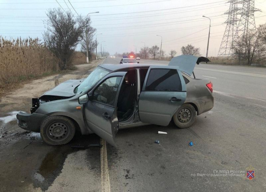 Водитель LADA уснул за рулем и врезался в столб в Кировском районе Волгограда