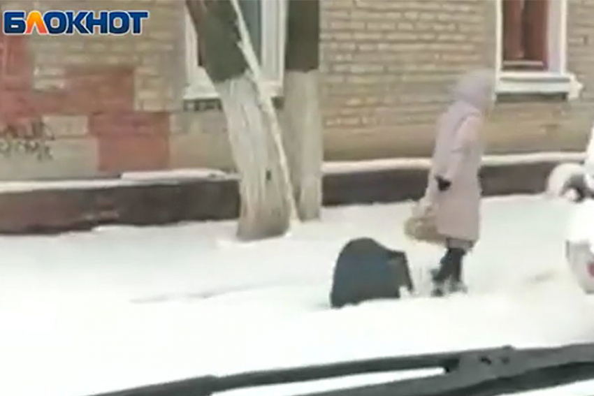 Выгуливающую телевизор на проводе женщину сняли на видео в Волгограде